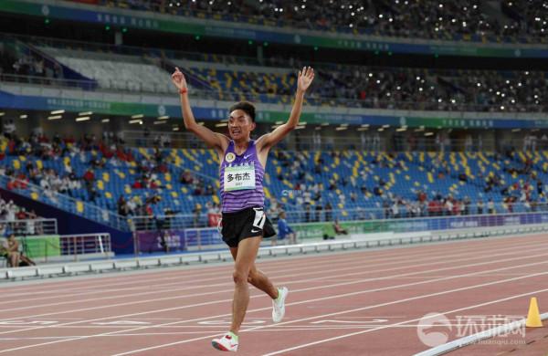 「圖集」全運會男子萬米決賽，西藏選手多布傑以28分35秒24衛冕成功