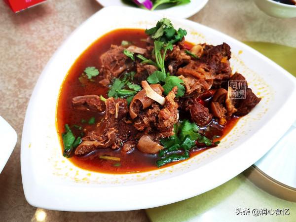 姑姑新房喬遷喜宴，看看1800元一桌的酒席都有哪些菜？您看值嗎？