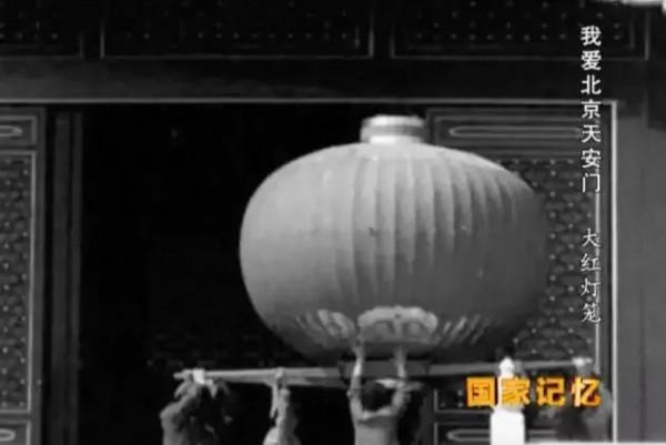 1995年，一對大紅燈籠被拍賣出1380萬的高價，這背後有什麼故事？