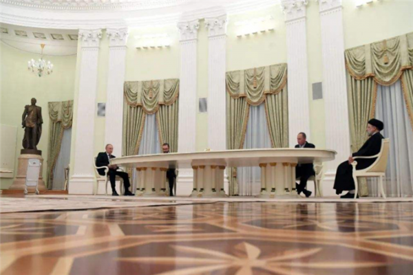 與中國簽署後，伊朗總統又帶著合作協議訪俄，並向普京表明了態度