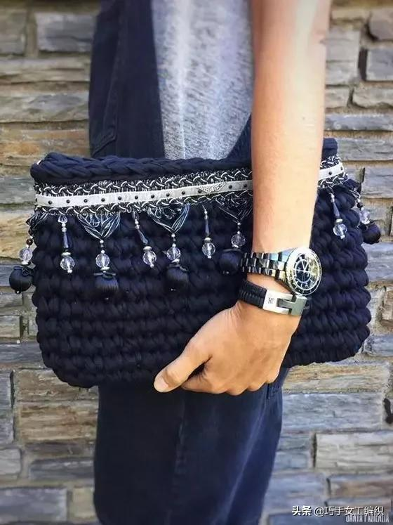 她將幾塊錢的繡片縫在包包上，真的不能再美了