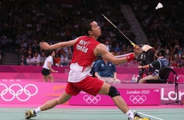 羽毛球正反手高遠球，手腕、大小臂平面、肘的方向、小臂旋轉總結