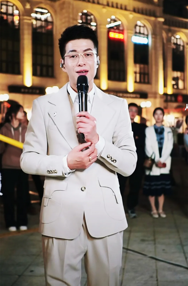 還在努力的易欣和唐磊，曾經的網路歌手，如今成了網紅主播