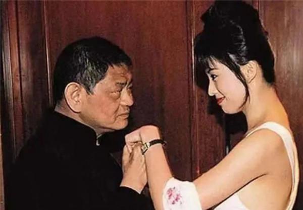 億萬富翁黃任中：給紅顏知己買豪車豪宅，晚年病重無人探望