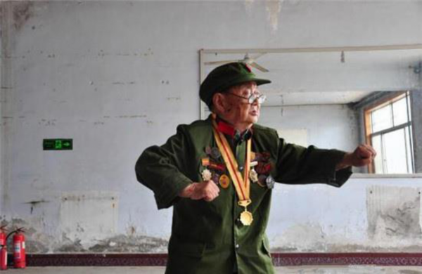 山東一96歲抗戰老兵,身高只有1.2米,卻曾獨自暗殺了7名日軍高官 山東一96歲抗戰老兵,身高只有1.2米,卻曾獨自暗殺了7名日軍高官