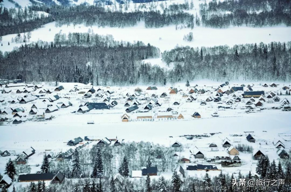 冬季的喀納斯很少有人發現它的美，整個畫面都是純粹的克萊因藍