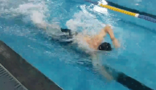 自由泳「錯誤糾正」：入水點過近