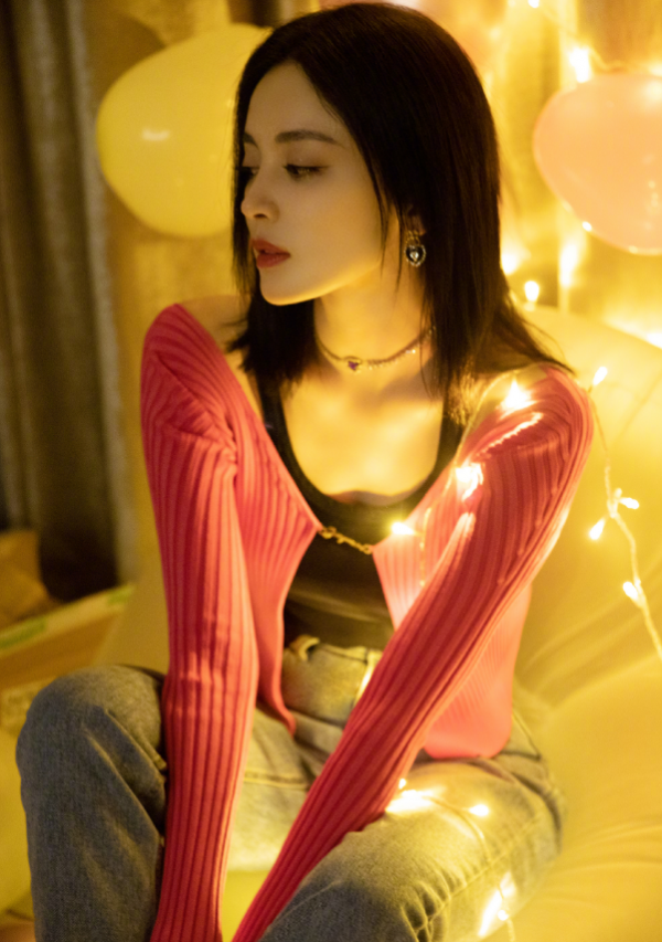 古力娜扎新年新造型，一頭黑長直髮，樣子超美