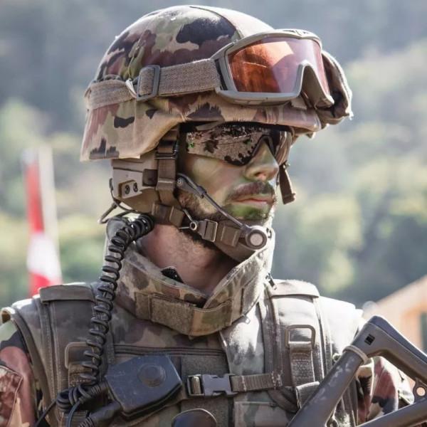 為什麼總感覺美國大兵在戰爭時候都愛戴著墨鏡打仗,耍酷的嗎? 為什麼總感覺美國大兵在戰爭時候都愛戴著墨鏡打仗,耍酷的嗎?