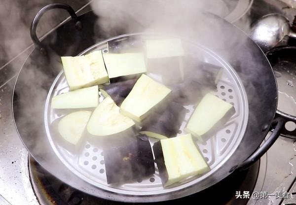 茄子不要炒著吃了，大廚教你新做法手撕茄子，一蒸一拌，酸辣入味