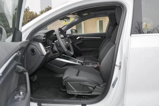 賓士2022款A180L對比奧迪A3 2021款A3 Limousine 35 TFSI進取致雅型