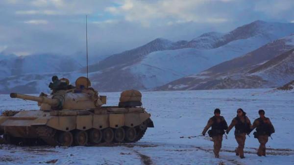 在雪域高原開坦克的女兵，太帥了