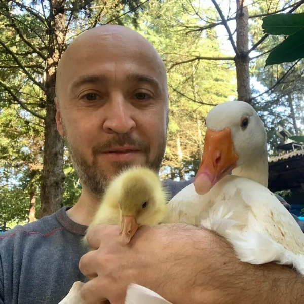 土耳其大叔自從收養了流浪動物後,愛心氾濫一發不可收拾了 土耳其大叔自從收養了流浪動物後,愛心氾濫一發不可收拾了