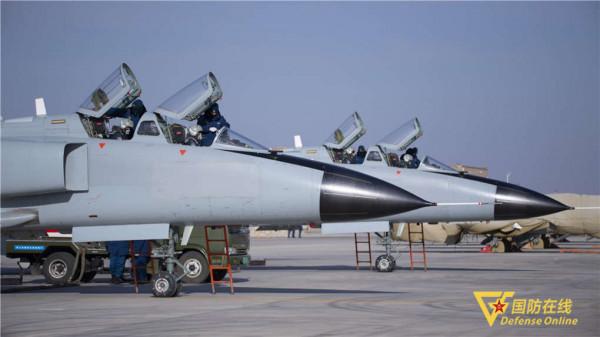 戰鷹出擊！空軍航空兵某團大漠戈壁新年開飛