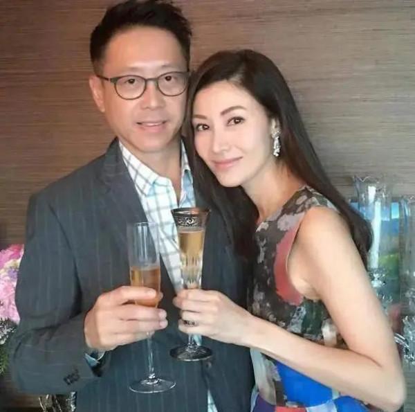 李嘉欣在香港的豪宅，別墅周圍全都是森林，一家人像與世隔絕