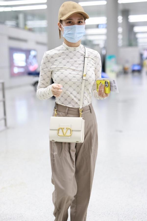 何超蓮穿白色打底衫搭配卡其色闊腿褲,斜挎白色包袋簡約舒適 何超蓮穿白色打底衫搭配卡其色闊腿褲,斜挎白色包袋簡約舒適