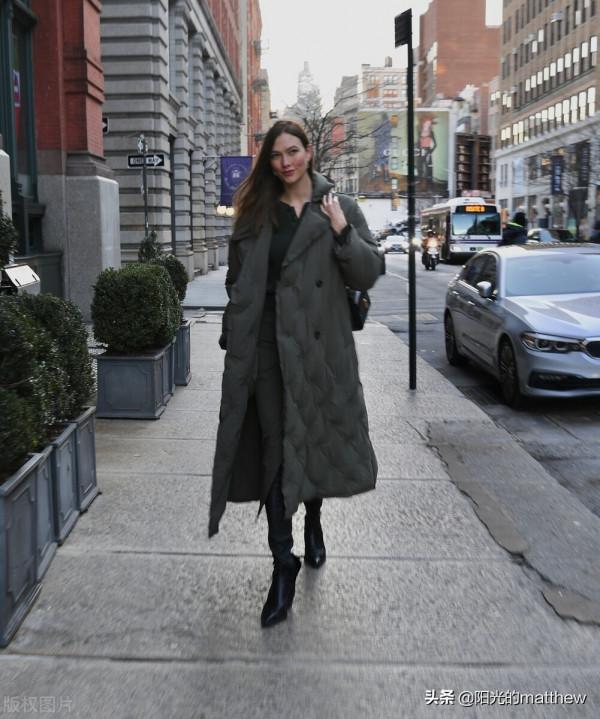 卡莉·克勞斯一身灰色大衣與丈夫現身街頭推嬰兒車畫面溫馨