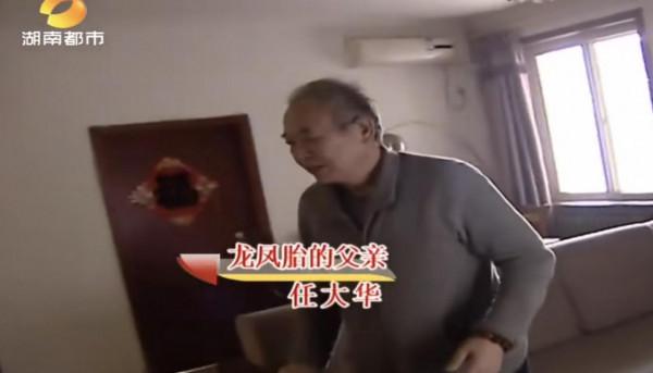 二婚夫妻年近60歲生下雙胞胎，丈夫突然生病，妻子熬夜賺錢養家