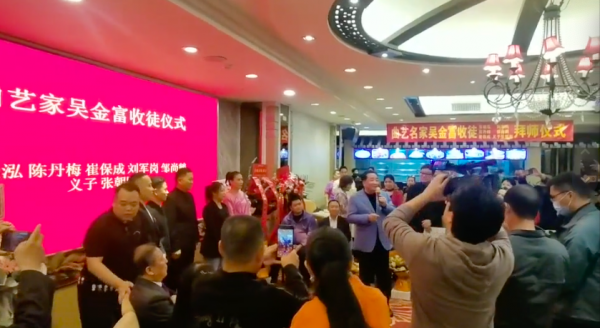 65歲曲藝名家收徒陣仗大，眾多相聲大師到場祝賀，姜昆現身獲追捧