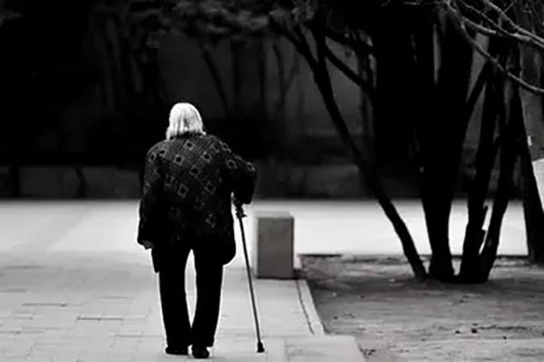 20歲軍人為國捐軀，4位親人相繼離世，39年後唯一的姐姐前來哭祭