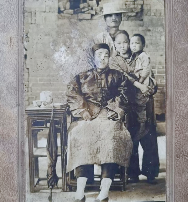 一張讓人淚目的全家福:照相時烈士已犧牲,妻子只能用身體支撐他 一張讓人淚目的全家福:照相時烈士已犧牲,妻子只能用身體支撐他