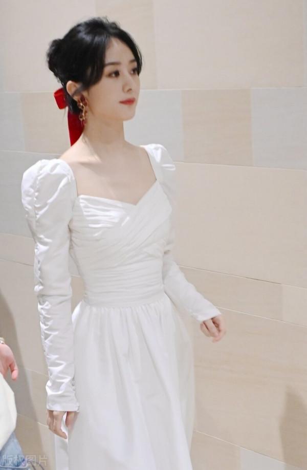 雖然她現在離異,沒有N億想娶她,問一下麗穎粉們答不答應? 雖然她現在離異,沒有N億想娶她,問一下麗穎粉們答不答應?