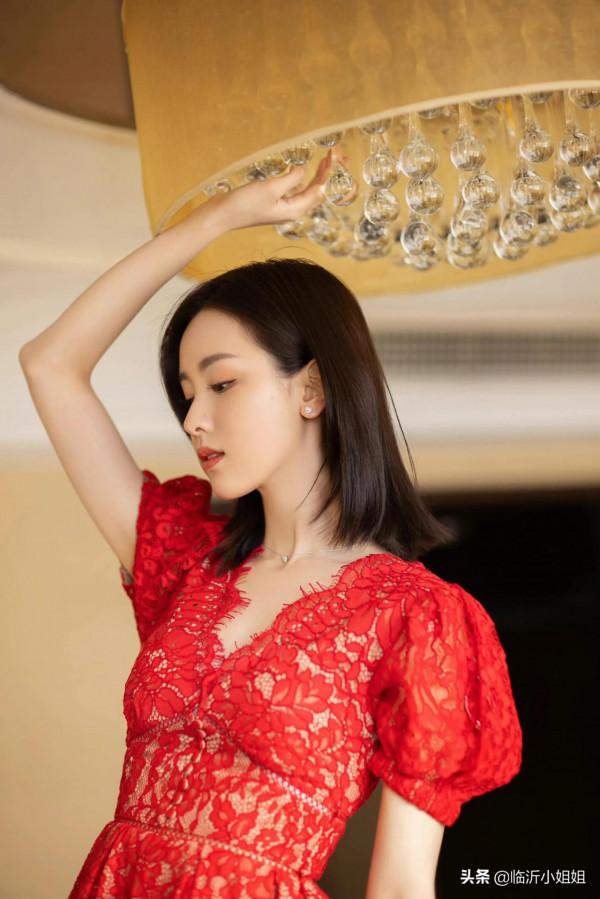 陳都靈，清純的校花級女神，顏值唯美可人，處處散發溫柔氣息