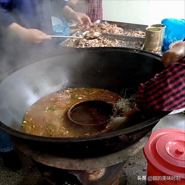 河南小鎮的特色早餐，15元1碗直接拿塑膠袋打包，外地人吃不下