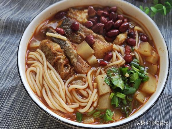 天冷了想“嗦粉”，教你家常魚粉的做法，酸辣爽滑，好吃解饞