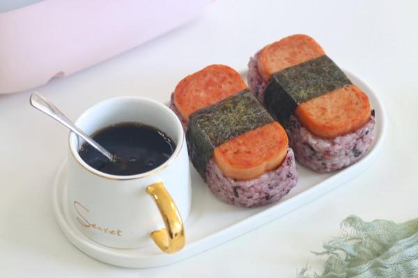 上班帶飯吃什麼?午餐肉飯糰瞭解一下,軟糯可口,不用模具也能做 上班帶飯吃什麼?午餐肉飯糰瞭解一下,軟糯可口,不用模具也能做