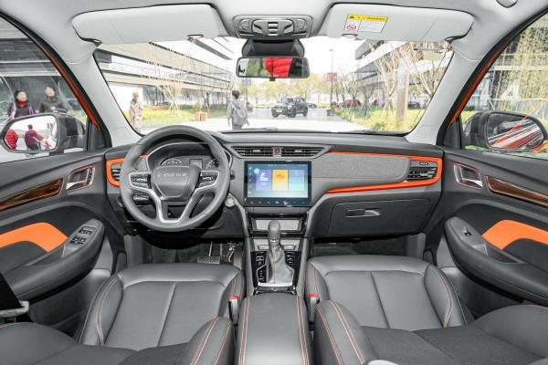 外觀個性配置多，搭載1.6L+CVT，賣9.68萬，實拍榮威RX3