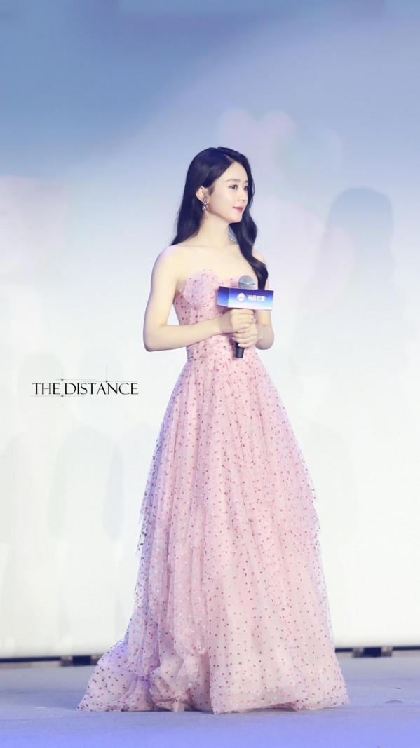 趙麗穎一身一字領蕾絲連衣裙，如花仙子好美好水靈