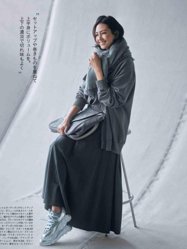 四五十歲的女人開春這樣穿，學會黑白灰的&OpenCurlyDoubleQuote;高階配色&rdquo;，洋氣優雅