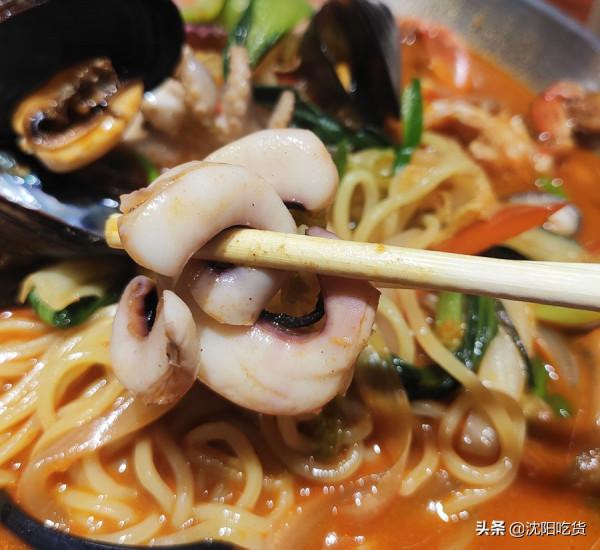 西塔小衚衕裡的炒碼面，面基本被鮑魚八爪魚大蝦蓋住了