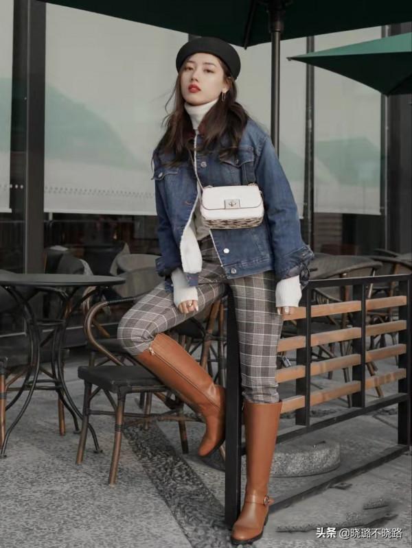 楊冪帶火了一種穿法：“短外套+長靴”，時髦顯腿長，照著穿準美