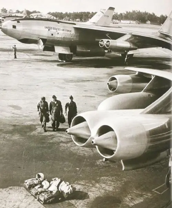 二十年前美國軍用機墜毀中歐,滿載高官無人生還,誰對美機下手? 二十年前美國軍用機墜毀中歐,滿載高官無人生還,誰對美機下手?