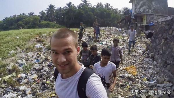 深入孟買平民窟，同吃同住，外國小哥用鏡頭記錄真實的達哈維