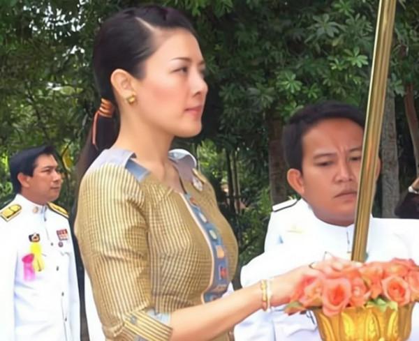 提幫功能力驚人！在泰王和王太后中間周旋，讓西拉米定居皇家別苑