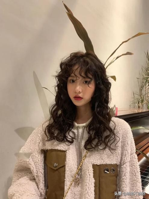 50歲女人儘量少燙“大媽卷”，試試這五種髮型，時髦顯氣質還減齡