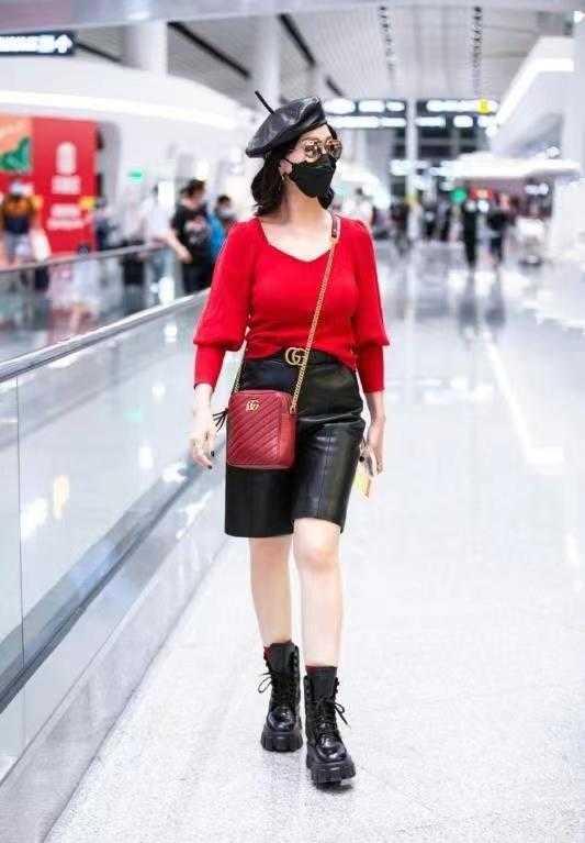 66歲趙雅芝穿得跟個小姑娘似的，紅色毛衣配皮褲，就是鞋子也很潮