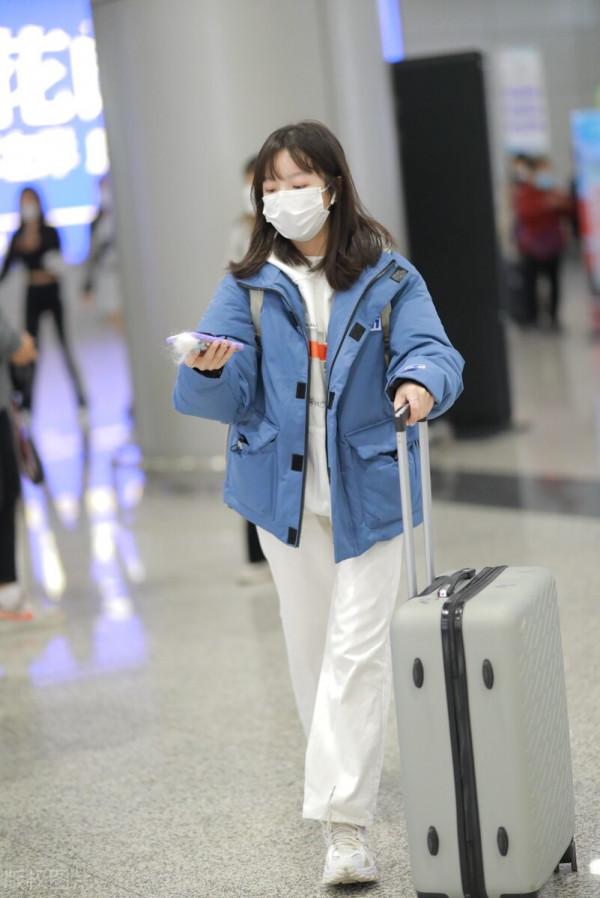 朱林雨現身成都機場 素顏更顯青春稚氣好似鄰家妹妹