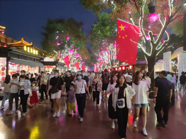 來西安的大唐不夜城之前，我這輩子沒見過那麼多的人