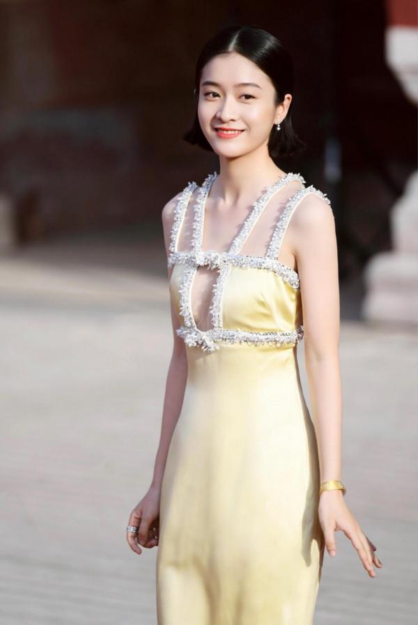 張雪迎打扮得好成熟啊，加上要命的髮型，不多看兩眼認不出