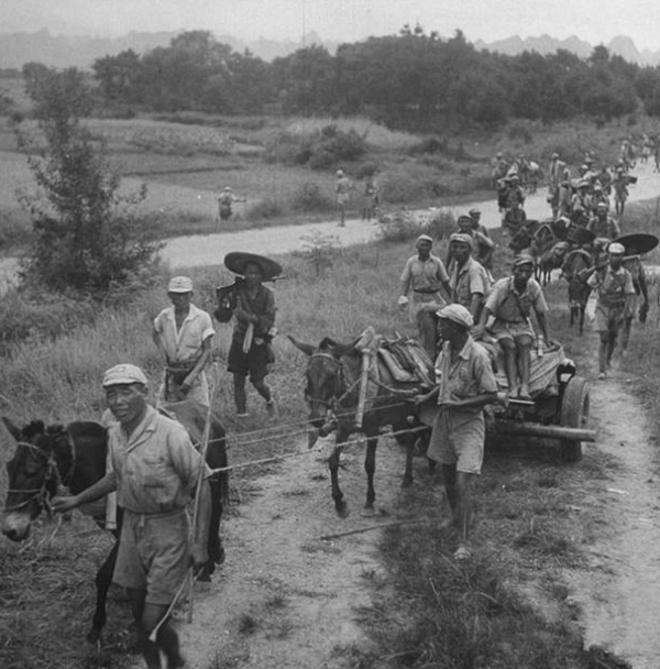 抗戰勝利，皮定均揮師南下，不知來歷的年輕人緊跟，皮有些危難了