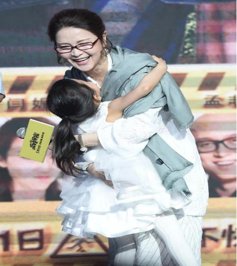 8對明星母女顏值對比，女兒美還是媽媽美？劉亦菲繼承媽媽高顏值