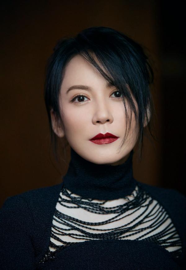 50歲的俞飛鴻，越來越有女人味