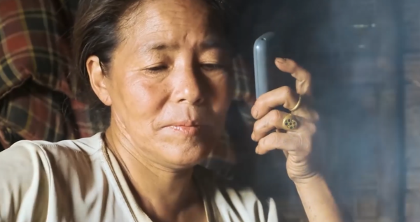 尼泊爾有多窮?為了籌錢給女孩上學,一家四口只能生活在牛棚中 尼泊爾有多窮?為了籌錢給女孩上學,一家四口只能生活在牛棚中