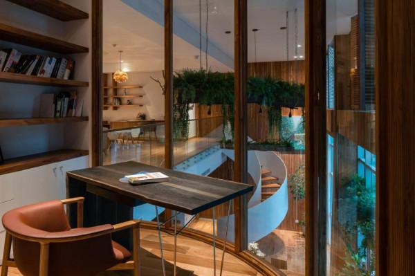 樓頂搭廊架種樹，像個公園，這套頂複式跟別墅一比，好像真的沒輸