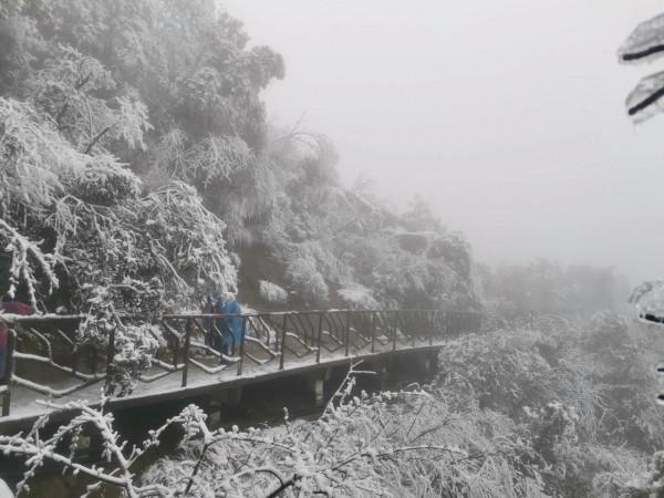 雪後登上饒靈山