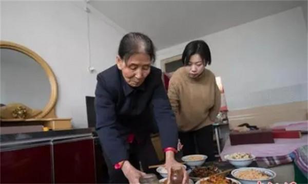 老人收養殘疾女孩25年,撿廢品供她上學,如今是國家二級運動員 老人收養殘疾女孩25年,撿廢品供她上學,如今是國家二級運動員